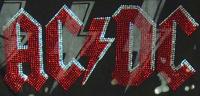 AC/DC のマークがレッドのチェコクリスタルで施されています!