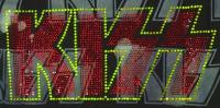 KISSのロゴがレッドのチェコクリスタルで施されています!