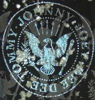 RAMONESのロゴがクリアのチェコクリスタルで施されています!